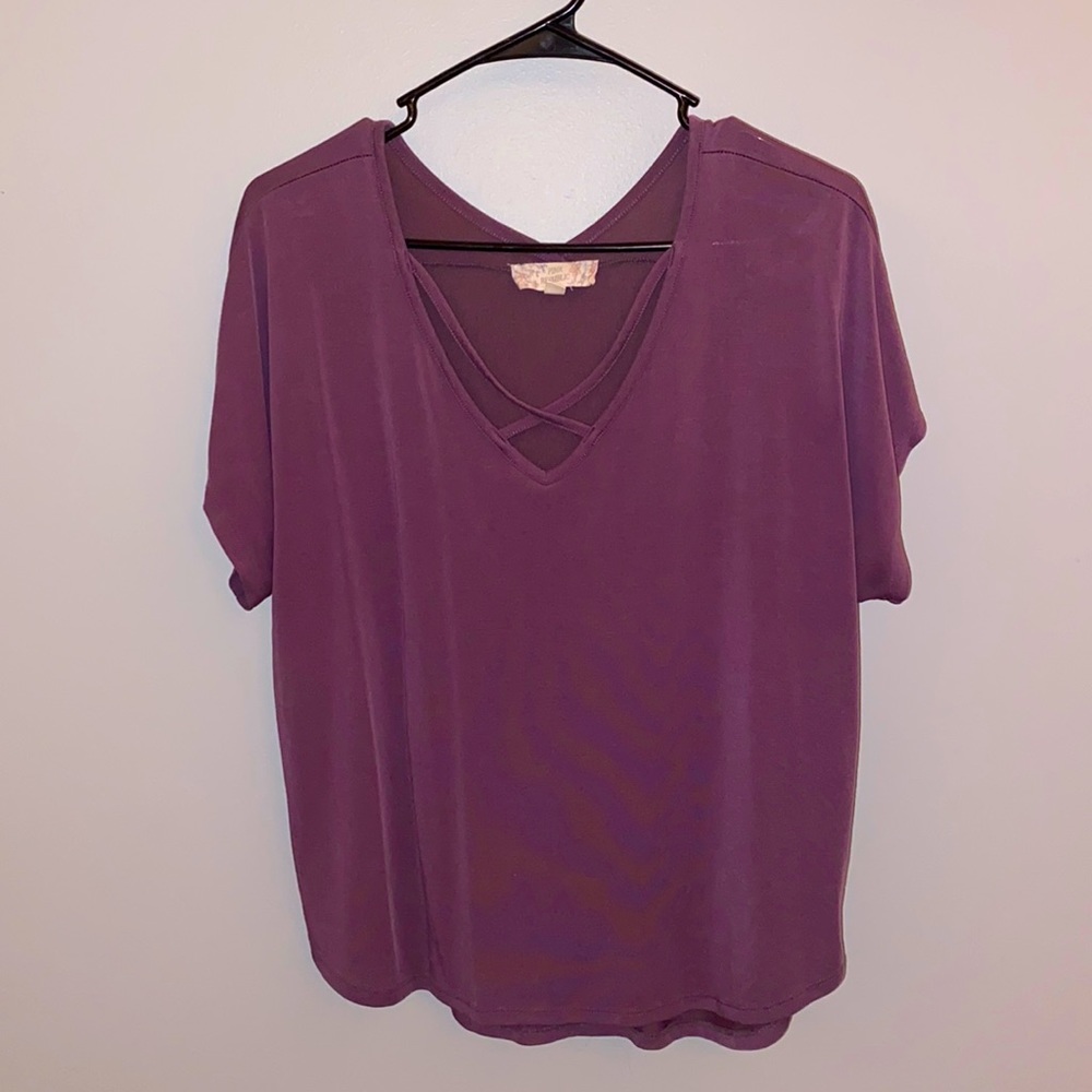 Purple V-neck t-shirt with cross in front